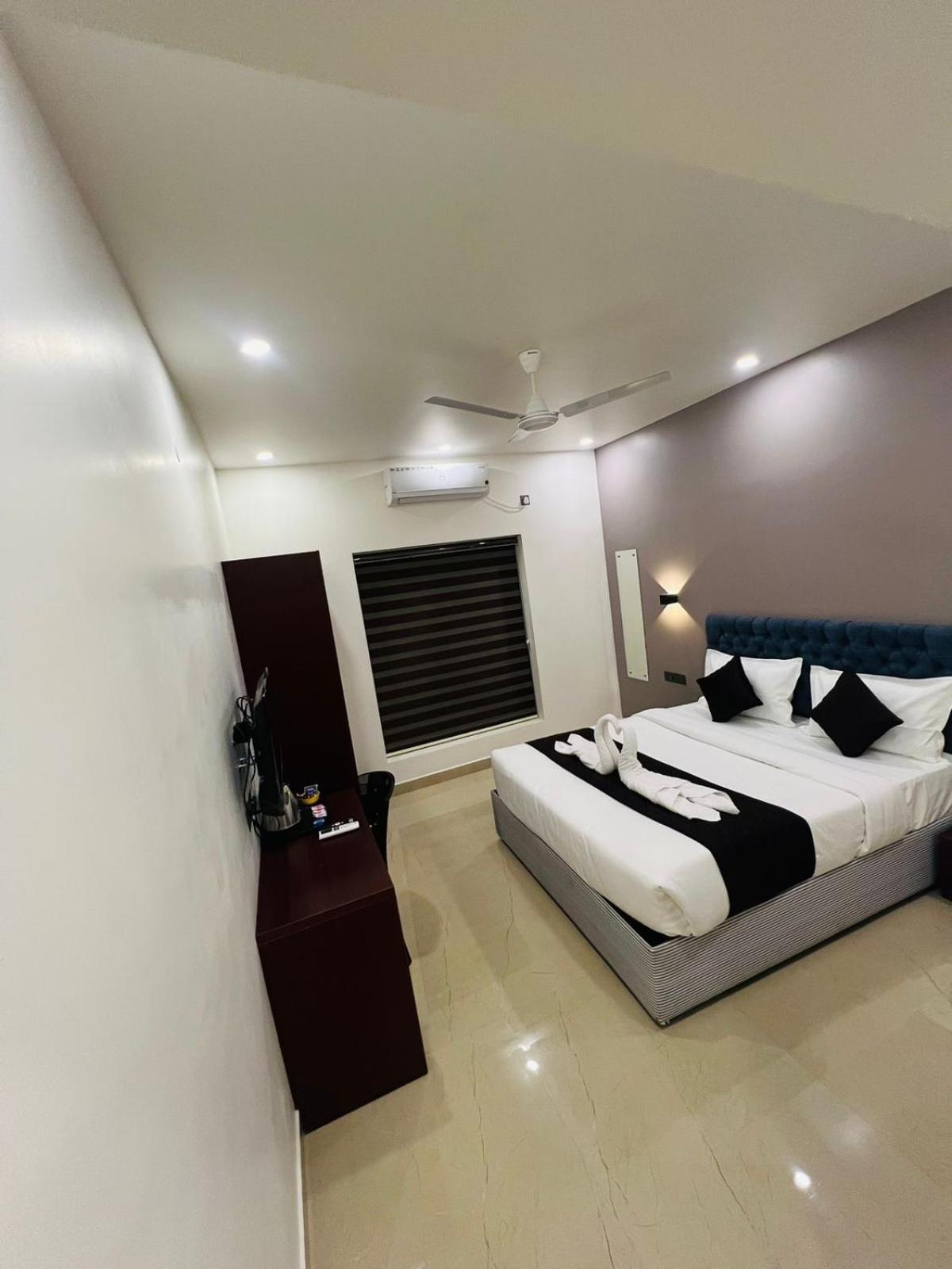 The Lotaz Hotel Kochi Extérieur photo