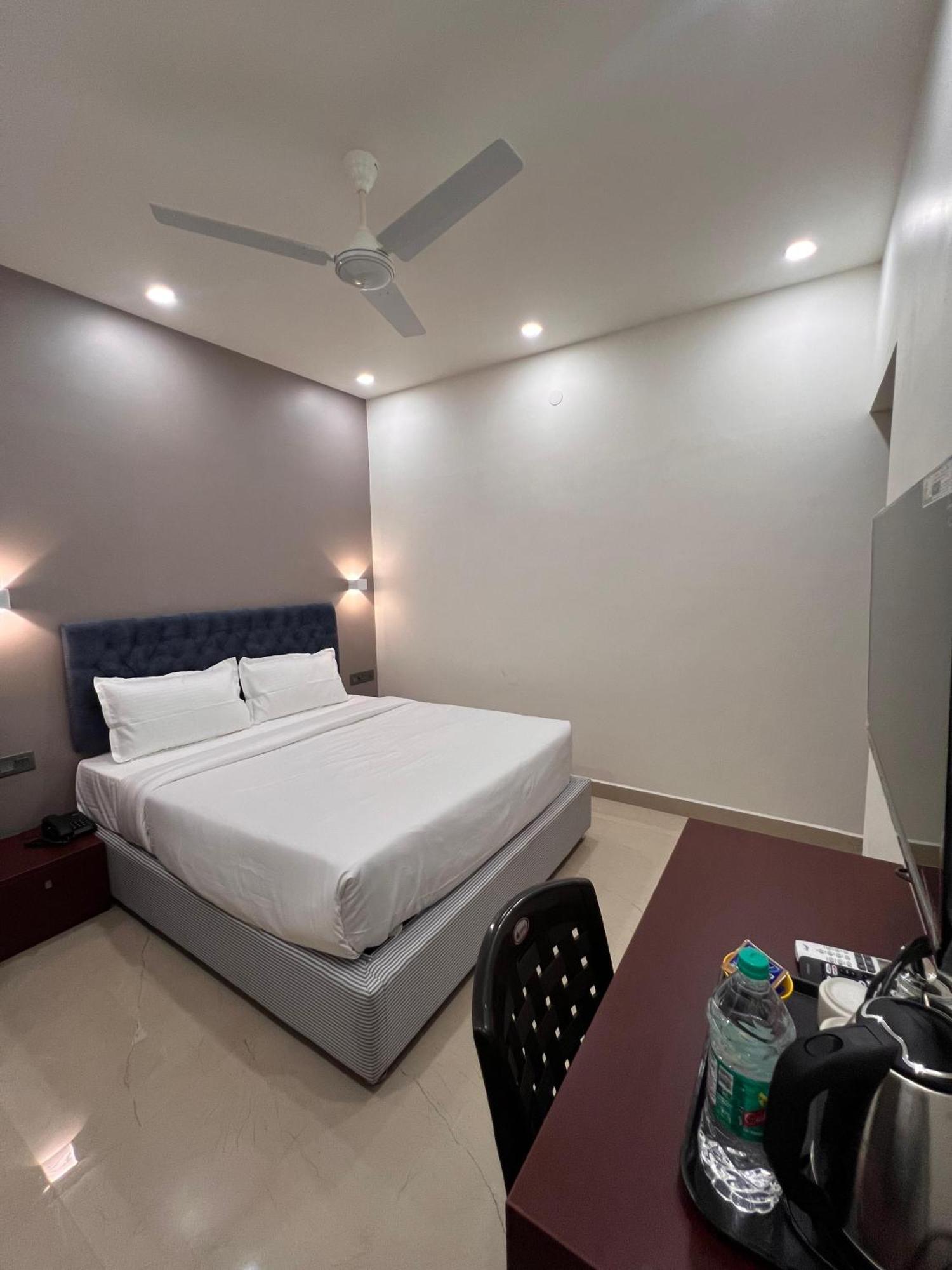 The Lotaz Hotel Kochi Extérieur photo